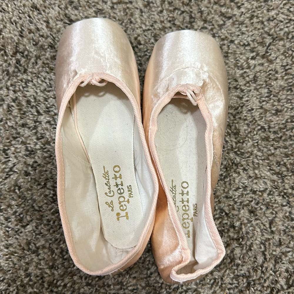 Pointe Shoes Repetto 4.5 (street shoe 5-5.5)